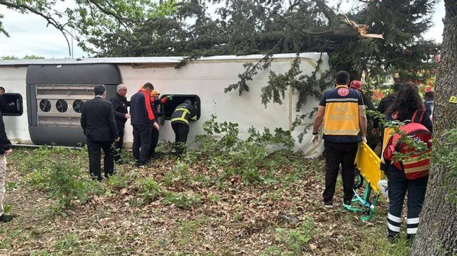 Kırklareli'nde yolcu otobüsü devrildi: 11 yaralı 17